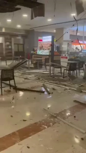 Beylikdüzü’nde AVM’nin yemek katının asma tavanı çöktü
