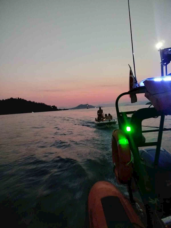 Makine arızası nedeniyle sürüklenen tekne kurtarıldı
