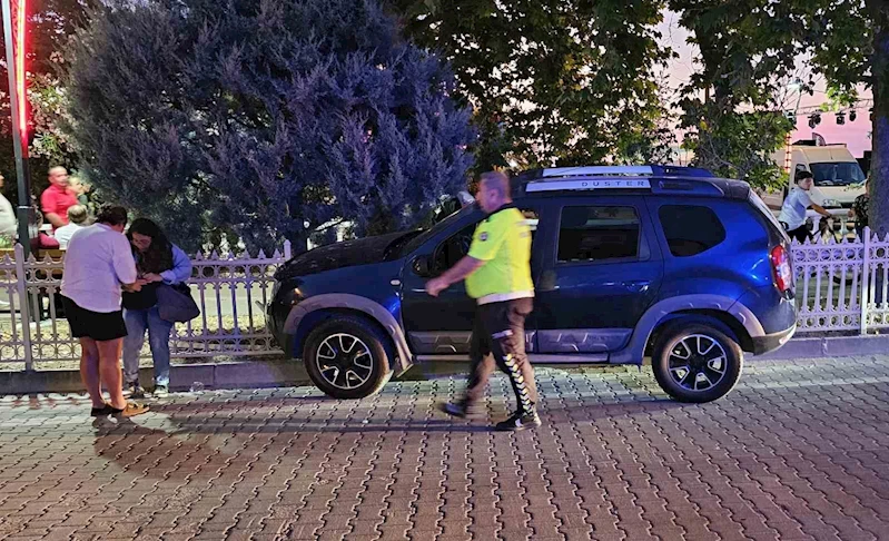 Fenalaşan cip sürücüsü demir korkuluklara çarptı
