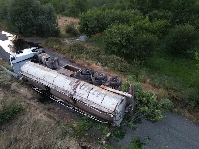 Afyonkarahisar’da sıcak asfalt yüklü tır devrildi
