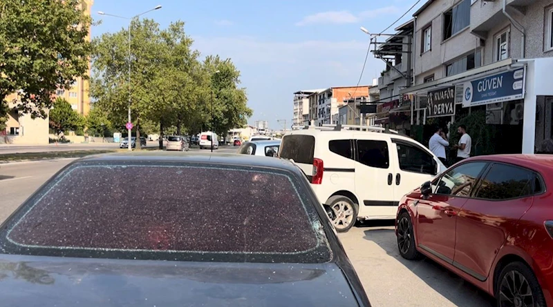 Rastgele ateş açtı, kurşunlar otomobillere isabet etti
