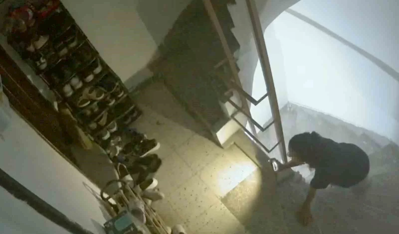 Manisa’da ayakkabı hırsızı güvenlik kamerasına yakalandı
