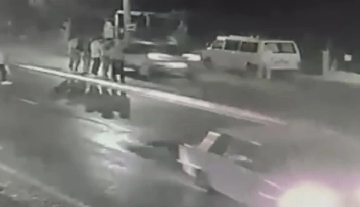 Otomobilin yayaya çarptığı kaza güvenlik kamerasına yansıdı
