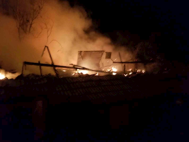 Çorum’da çıkan yangında 2 ev, 2 garaj ve 1 ahır kül oldu
