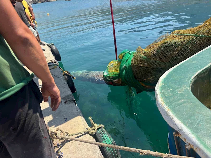 İzmir Karaburun’da balıkçı ağına denizaltı torpidosu takıldı
