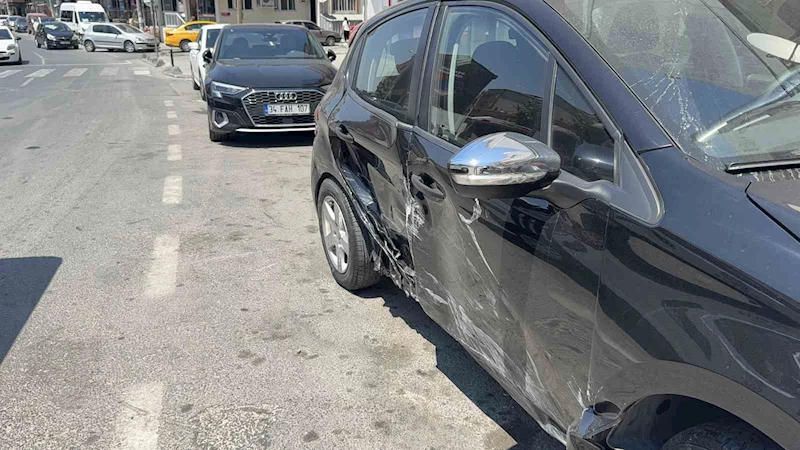 Sara krizi geçirdiği iddia edilen sürücü, yol kenarındaki araca çarptı: 1 yaralı
