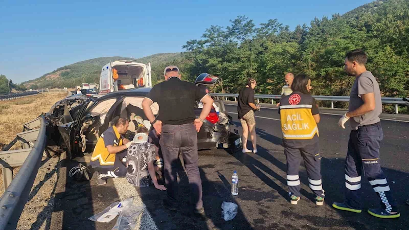 Önce kamyona sonra bariyere çarptı 5 yaralı
