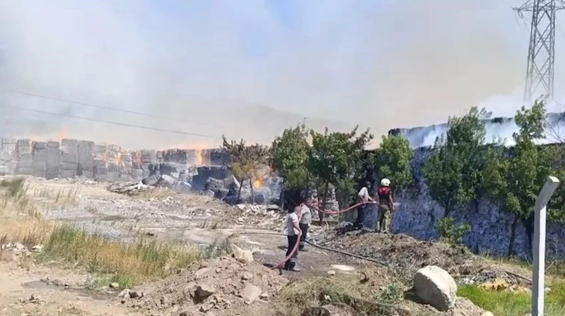 Torbalı’da kağıt fabrikasındaki yangına müdahale sürüyor
