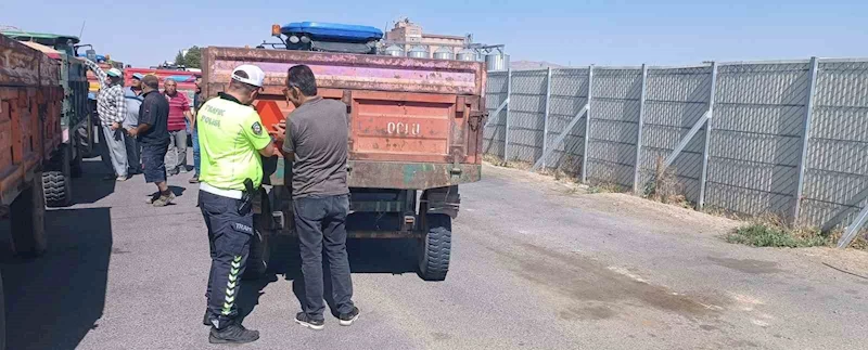 Traktör kazalarını önlemek için römorklara reflektör takıldı
