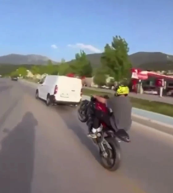 Plakasız motosikletle akrobasi hareketi yapan sürücüye, Trafik Kanunu’nun çeşitli maddelerinden ceza uygulandı
