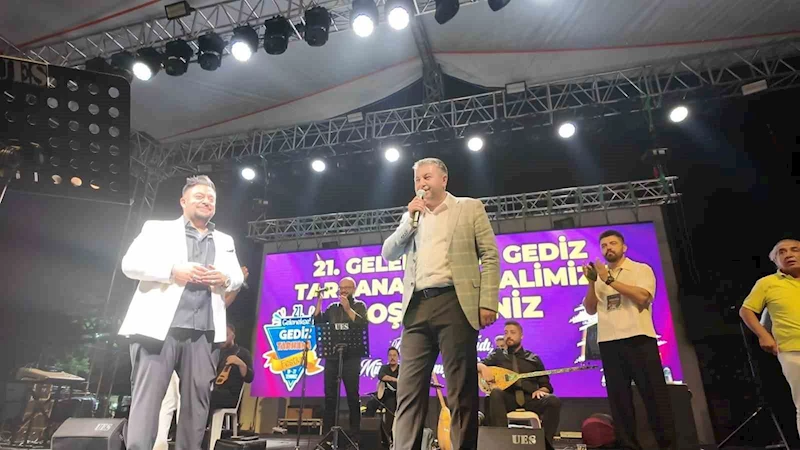Geleneksel Tarhana Festivali’nde Hüseyin Kağıt, Gedizlileri coşturdu
