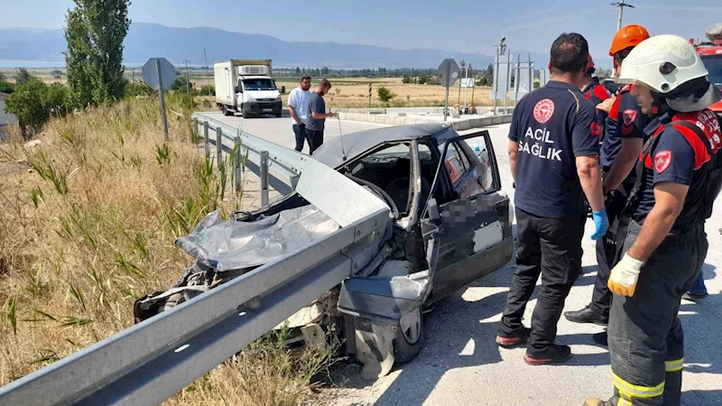 Bariyerlere saplanıp hurdaya dönen Tofaş sürücüsü yaralandı
