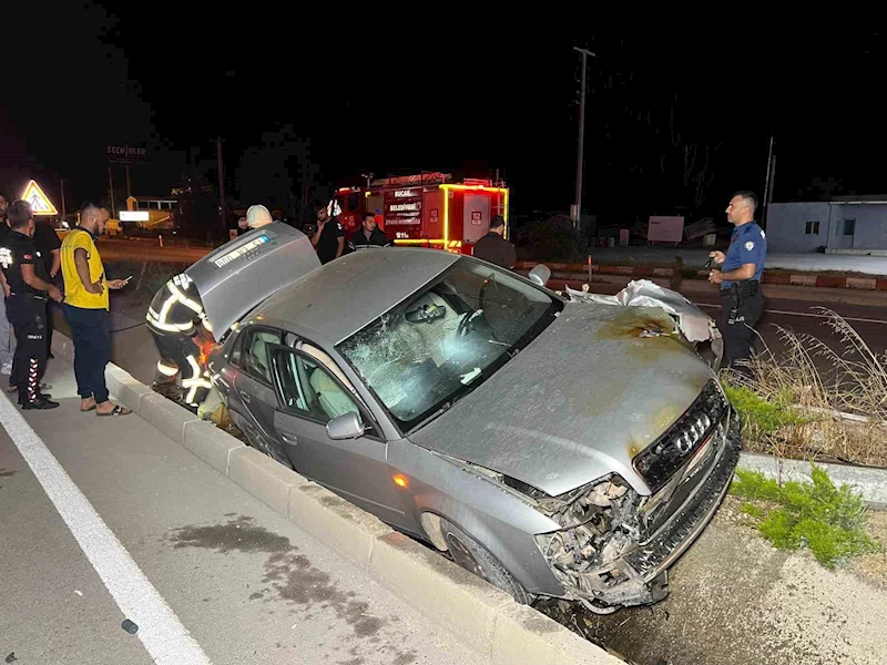 Burdur’da aydınlatma direğine çarpan otomobil alev aldı: 2 yaralı
