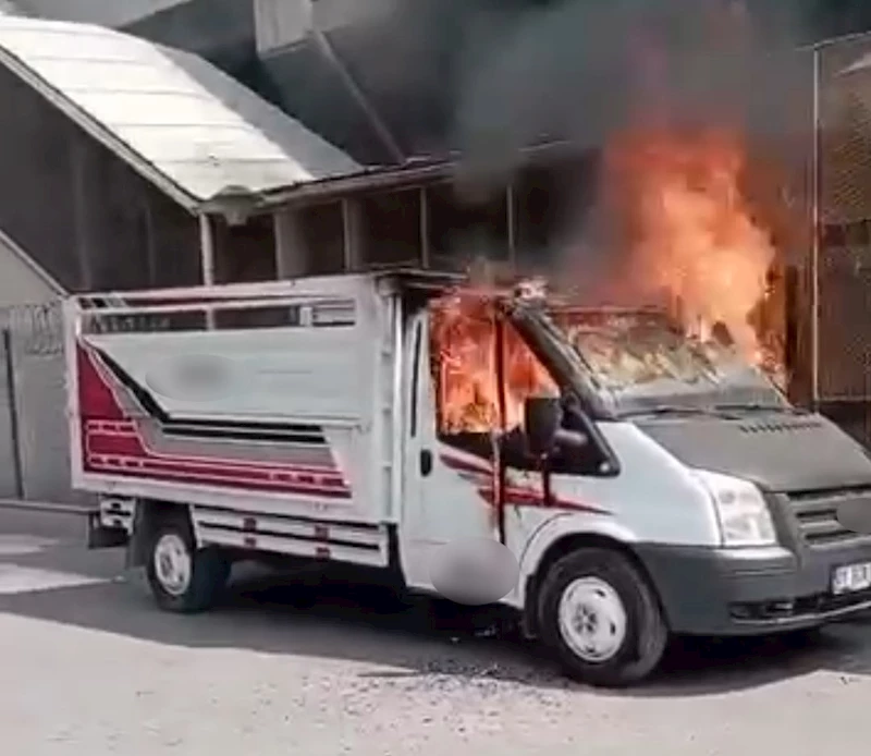 Adana’da park halindeki iki araç yandı
