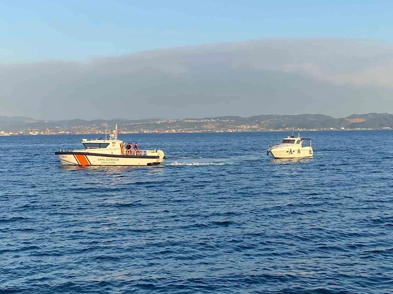 Tekne faciası son anda önlendi: 3 kişiyi boğulmaktan sahil güvenlik kurtardı
