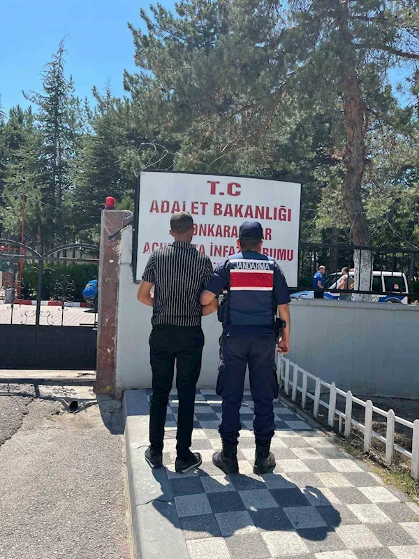 Uyuşturucu ticareti suçundan aranan şahsı jandarma yakaladı
