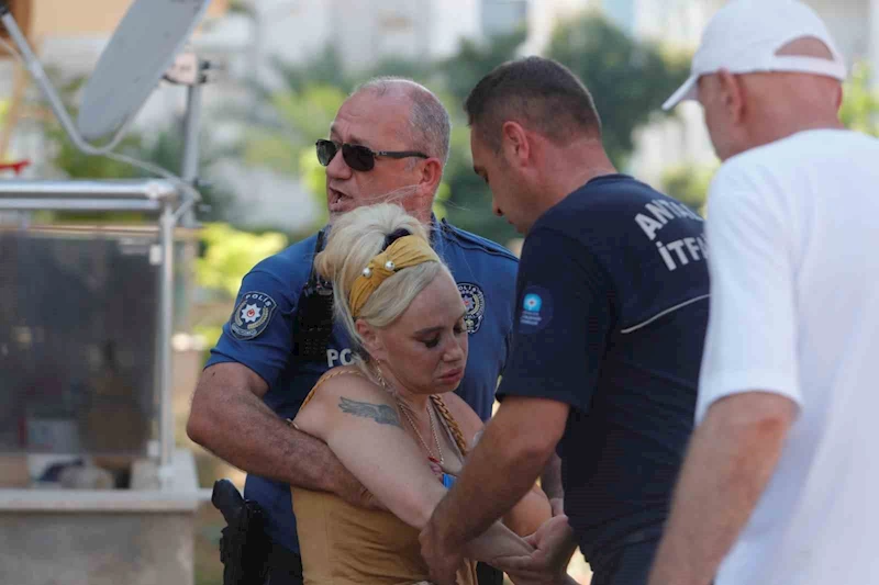 Yanan evini gören kadın baygınlık geçirdi, kedisi oksijen maskesiyle kurtarıldı
