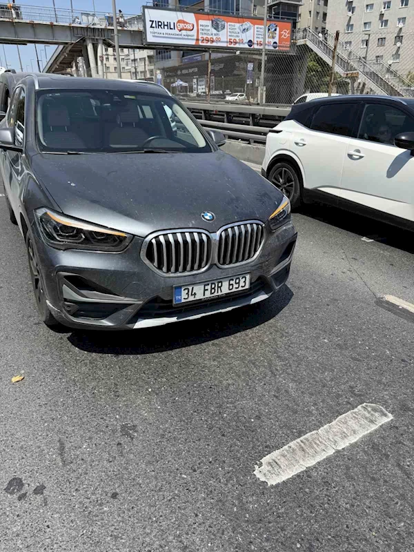 İBB’ye ait kamyonetten düşen çöp torbası 5 aracın kaza yapmasına neden oldu
