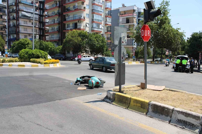 Otomobille çarpışan motosikletteki iki kişi yaralandı
