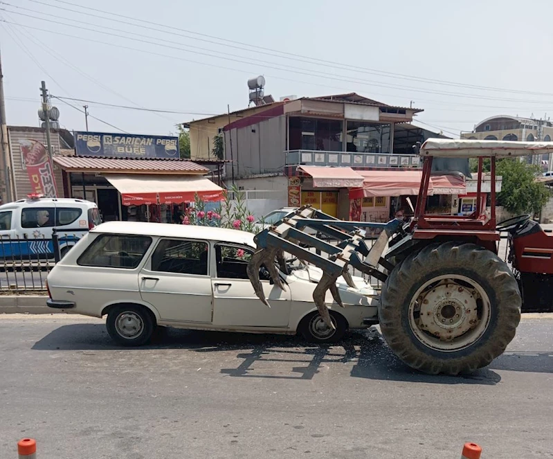 Tarsus’ta otomobil traktöre arkadan çarptı: 2 yaralı

