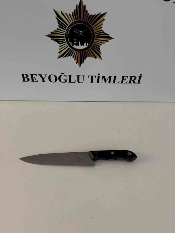 Beyoğlu’nda laf atma kavgası kanlı bitti:1 ağır yaralı
