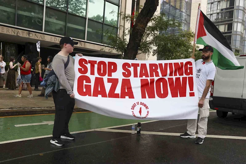 BM Genel Merkezi önünde protestoculardan 