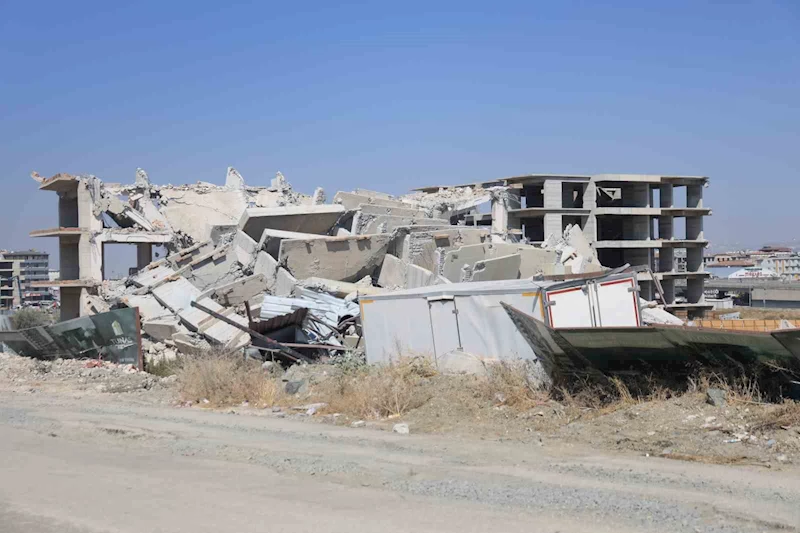 Deprem etkisi yaşatan 12 katlı binanın yerle bir olduğu anlar kamerada
