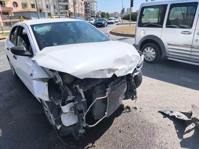 Çorum’da üç aracın karıştığı zincirleme kazada 1’i çocuk 8 kişi yaralandı
