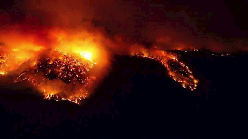Kara yoluna yaklaşan alevler dronla görüntülendi
