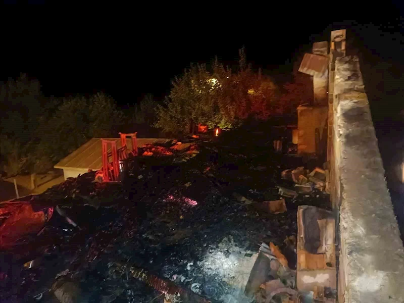 Bingöl’deki çatı yangını korkuttu
