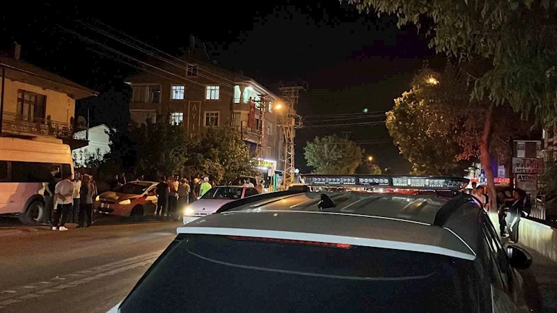 Yola fırlayan çocuğa iki otomobil çarptı
