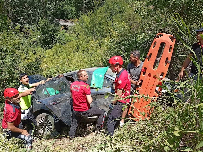 Bozüyük’te şarampole devrilen otomobildeki 3 kişi yaralandı
