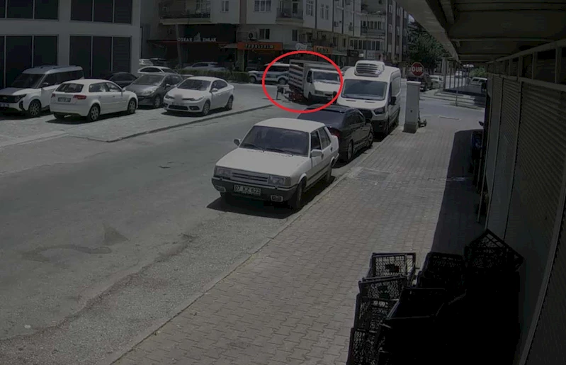 Motosikletli, kamyonetin altında kalmaktan son anda kurtuldu
