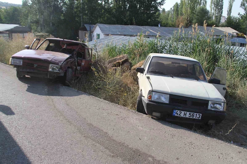 Otomobil emniyet şeridindeki otomobile çarptı: 2 yaralı
