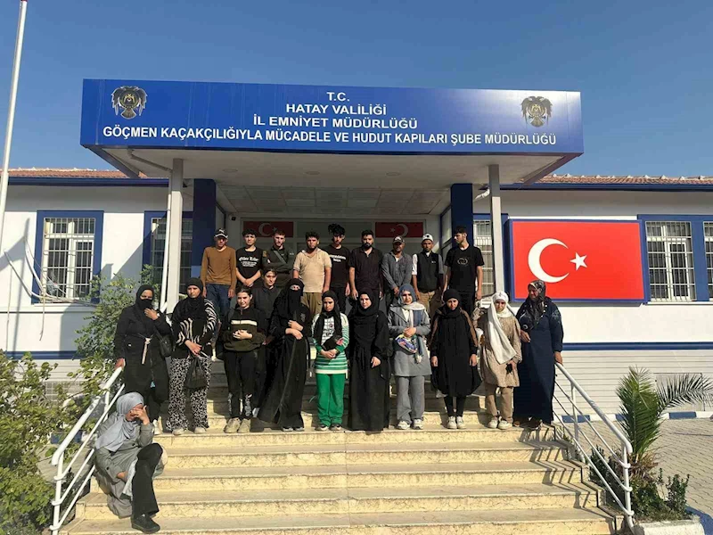 Tıka basa göçmen doldurulan minibüste 24 göçmen yakalandı
