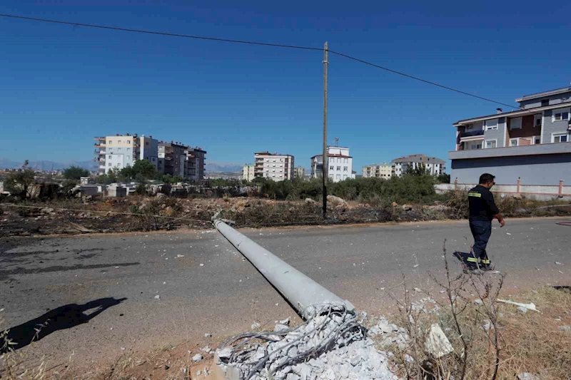 Köpeğe çarpmamak için elektrik direğine vurdu, kopan teller yangın çıkardı
