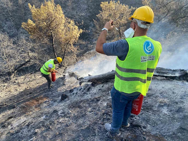 Ülkü Ocakları, Hatay’da yangınla mücadelede vatandaşların yanında oldu
