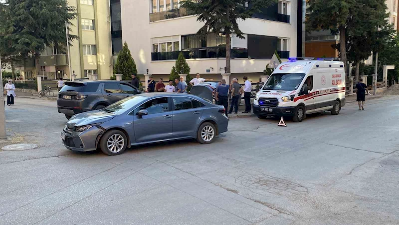 İki otomobil sokak kesişiminde çarpıştı: 1 yaralı
