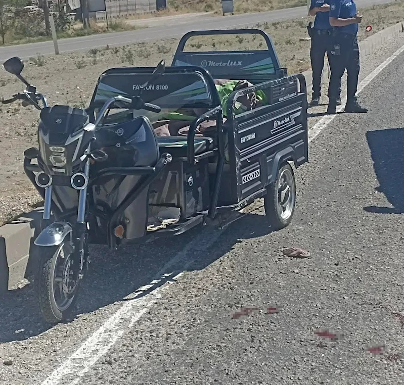 Ankara’da tırın sıkıştırdığı 3 tekerli motosiklet devrildi: 3 yaralı
