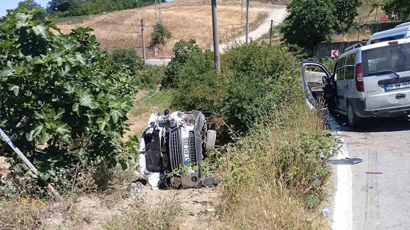 Kazadan kaçmak istedi, otomobili devrildi: 2 yaralı
