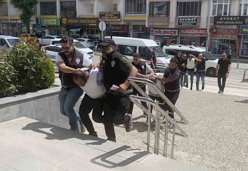 Cesedi gömülü halde bulunan şahsın cinayet zanlıları adliyeye sevk edildi
