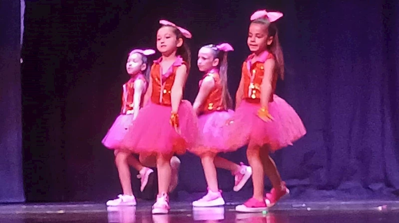 Minik dansçılar sahnede göz doldurdu
