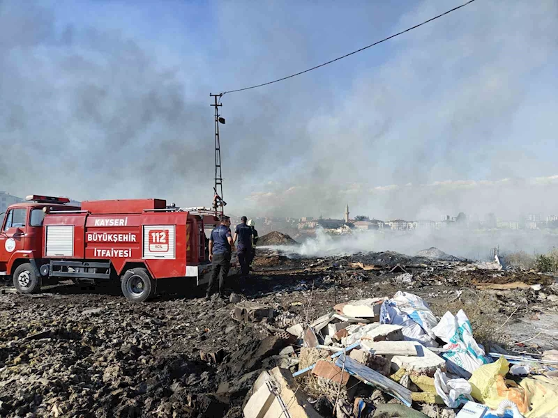 Boş arazide çıkan atık yangını söndürüldü

