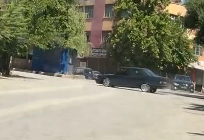 Ankara’da drift atan sürücü trafiği birbirine kattı
