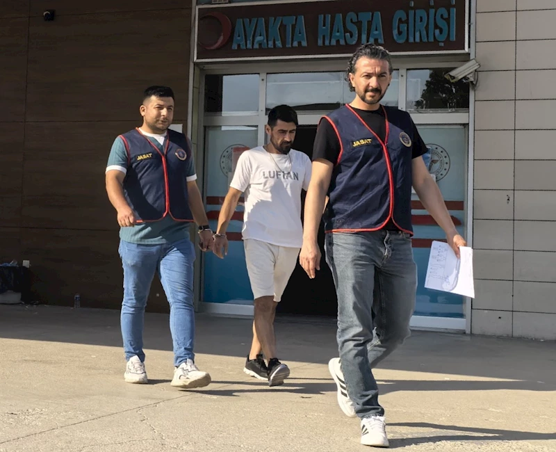 Jandarma aranan zanlıyı kız arkadaşıyla kafede çay içerken yakaladı
