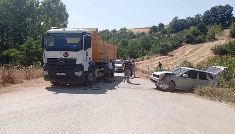 Kamyon ile otomobil kafa kafaya çarpıştı
