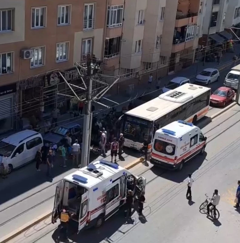 Motosiklet yayaya çarptı: 2 yaralı
