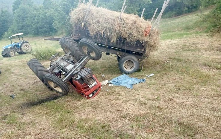 Tarlada devrilen traktörün altında kalan sürücü ağır yaralandı
