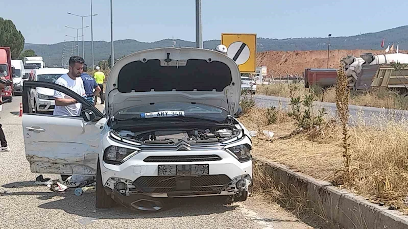 Yasaklı madde bulunduran araç, polisi peşine taktı, lastikleri patlatılarak durduruldu
