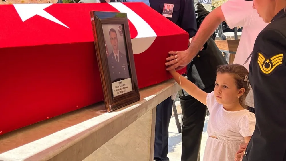 Minik Deniz’den şehit babasına son bakış